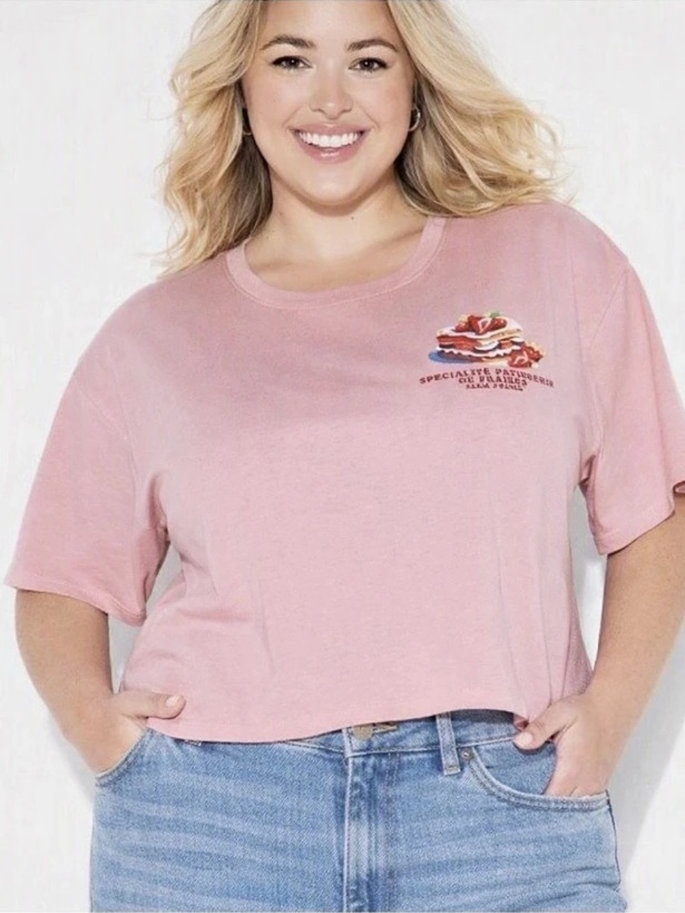 Modern Lux Spécialité Pâtisserie de Fraises Strawberry Cake Graphic Tee Pink 3X